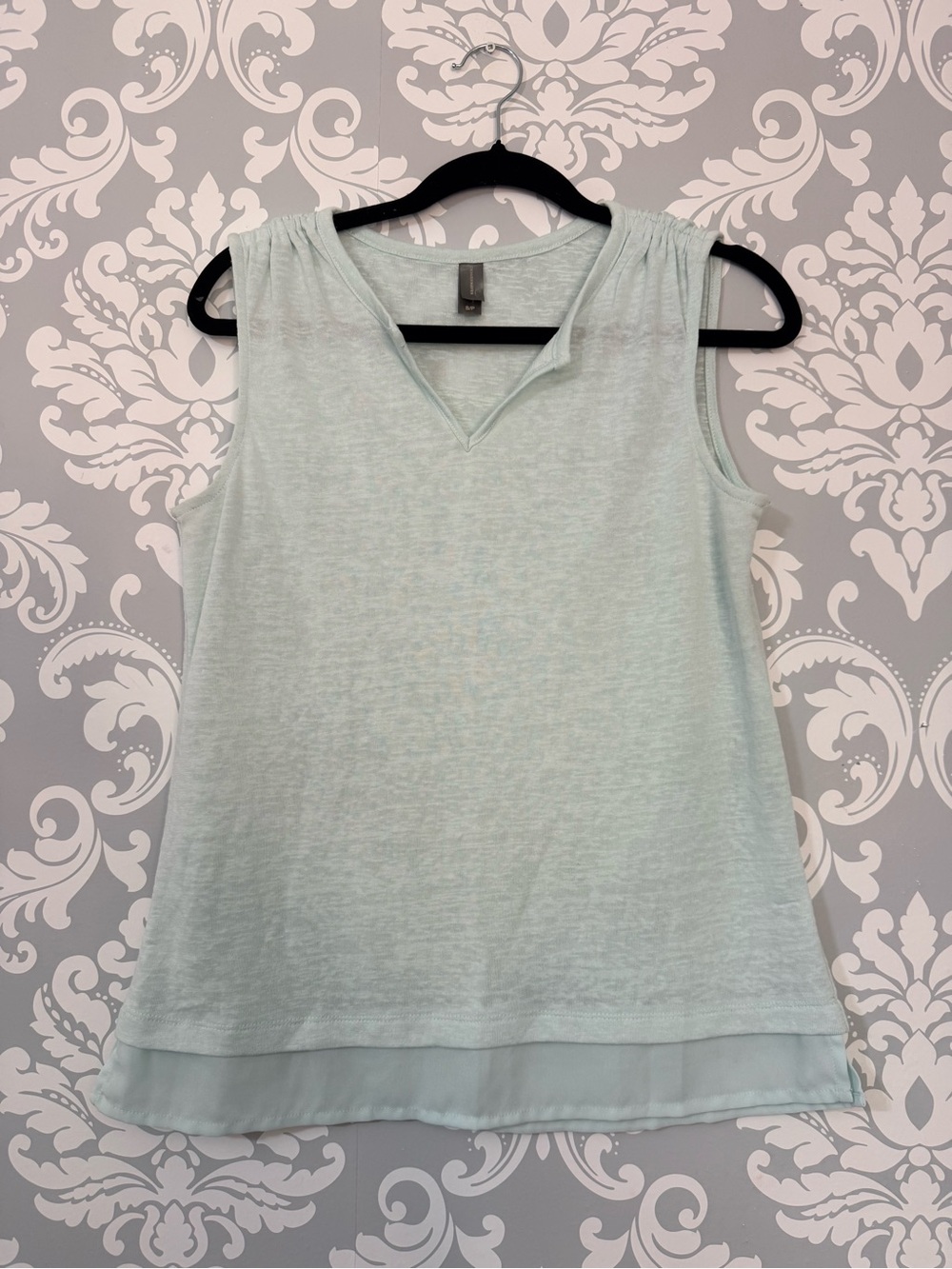 💫10/$25 • Denver Hayes Light Mint Sleeveless V-Neck Women’s Top